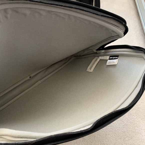 Gently used Targus Mickey Laptop Case - Picture 4 of 4